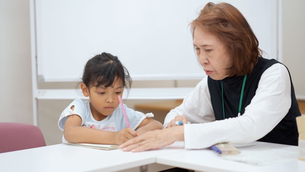 写真、日本語を学ぶ子ども