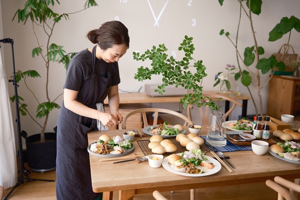写真、料理を並べる喜多村さん