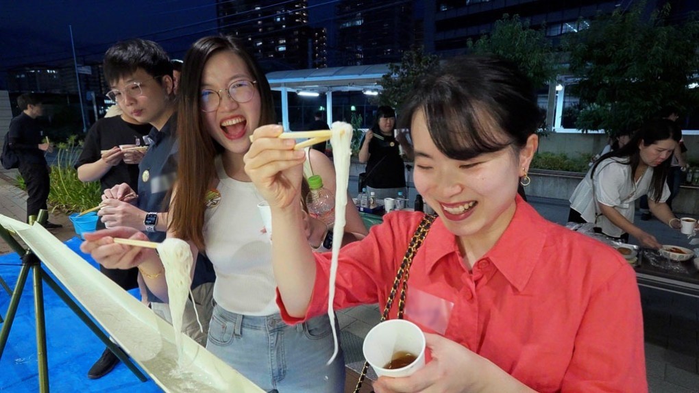 写真、日本人と外国人がイベントで交流する様子