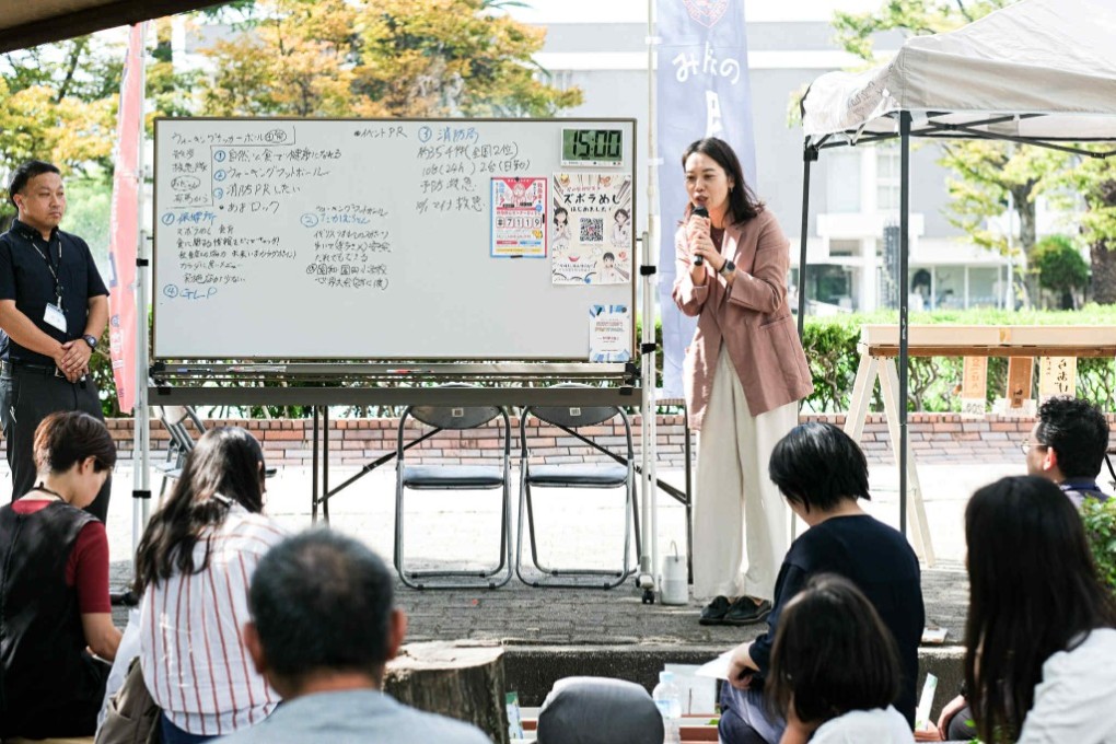 発表する女性①