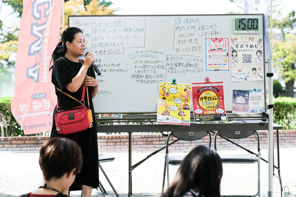 発表する女性②