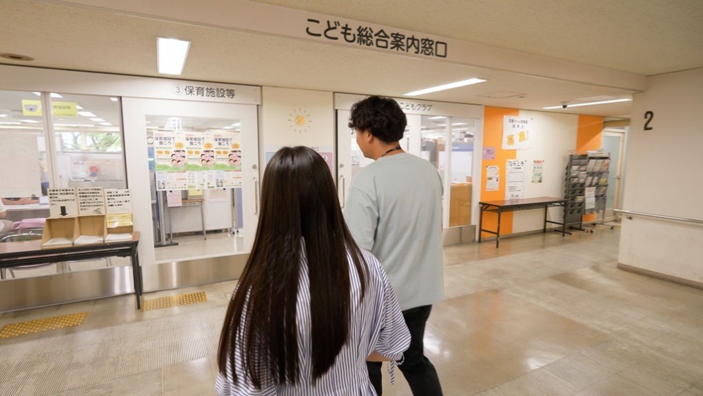 写真、相談員が相談に訪れた方に同行する様子