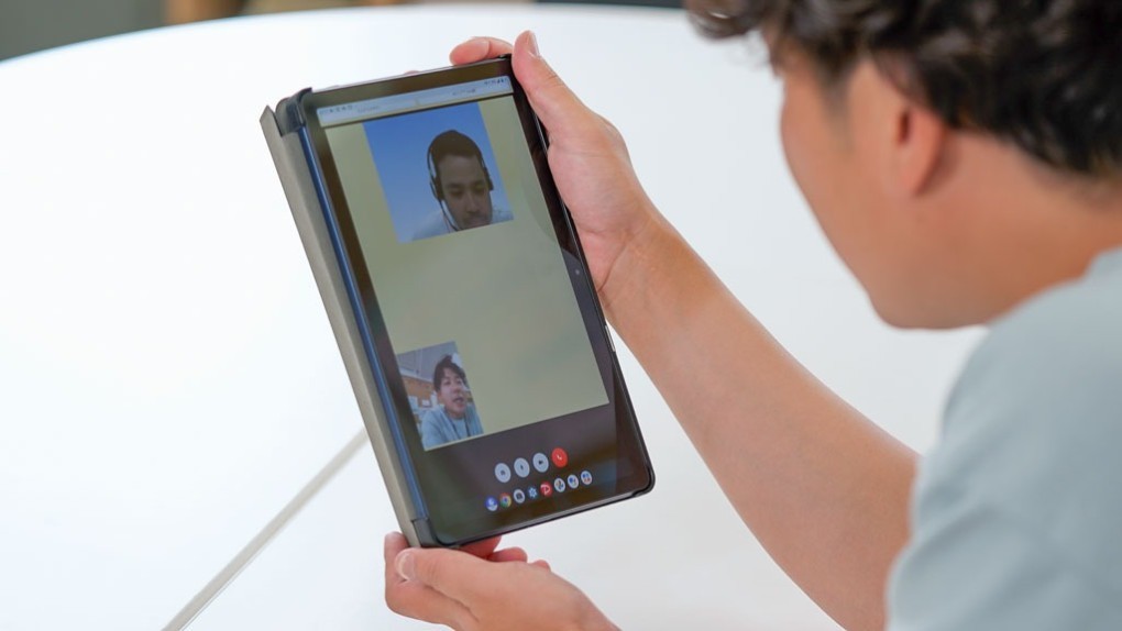 写真、尼崎市外国人総合相談センターの通訳タブレット