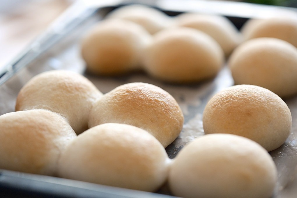 写真、焼き上がったパン