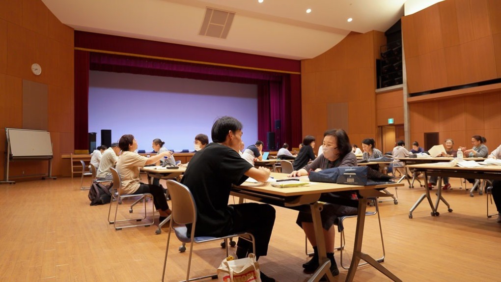 写真、日本語教室で生徒の皆さんが学ぶ様子