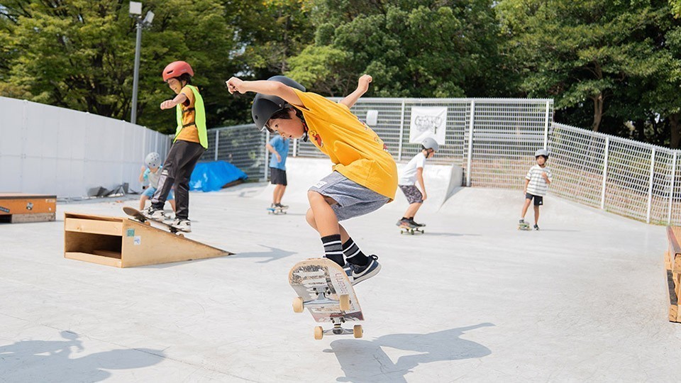 写真、板と同時に飛ぶ技のオーリーに挑戦して成功させたダイチさん