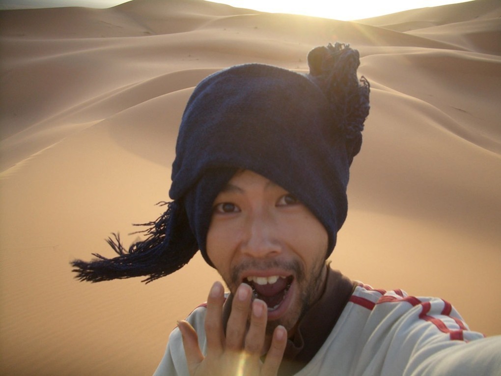 写真、モロッコのサハラ砂漠での永崎さん