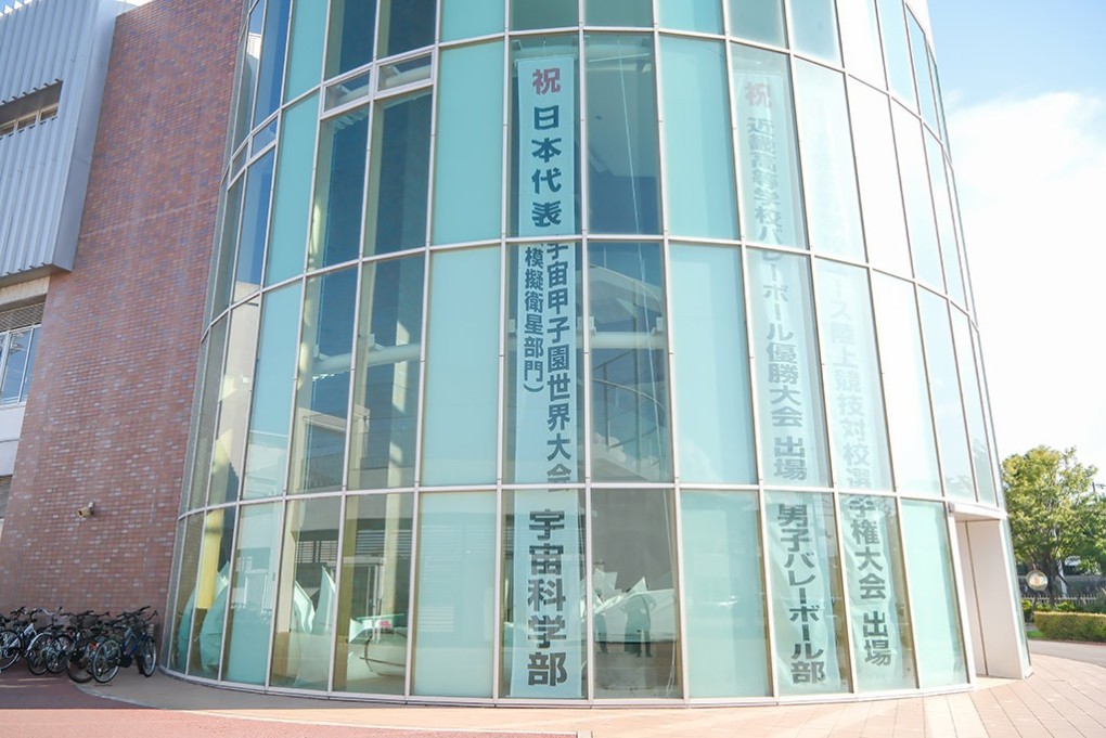 写真、日本代表の垂れ幕がかかった校舎