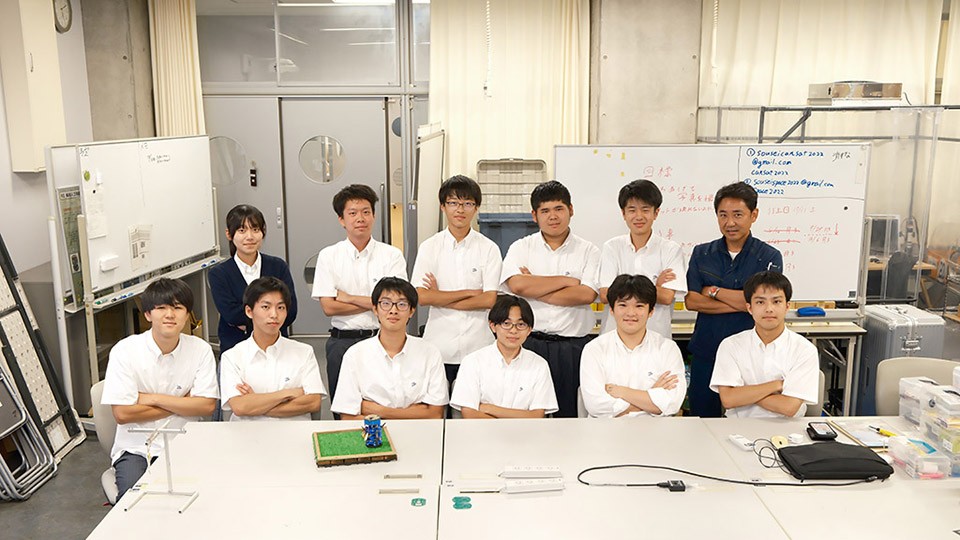 写真、部室に集合した部員の皆さん