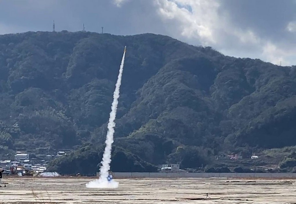 写真、2024年度宇宙甲子園缶サット部門全国大会での、尼崎双星高校のロケット打ち上げの様子