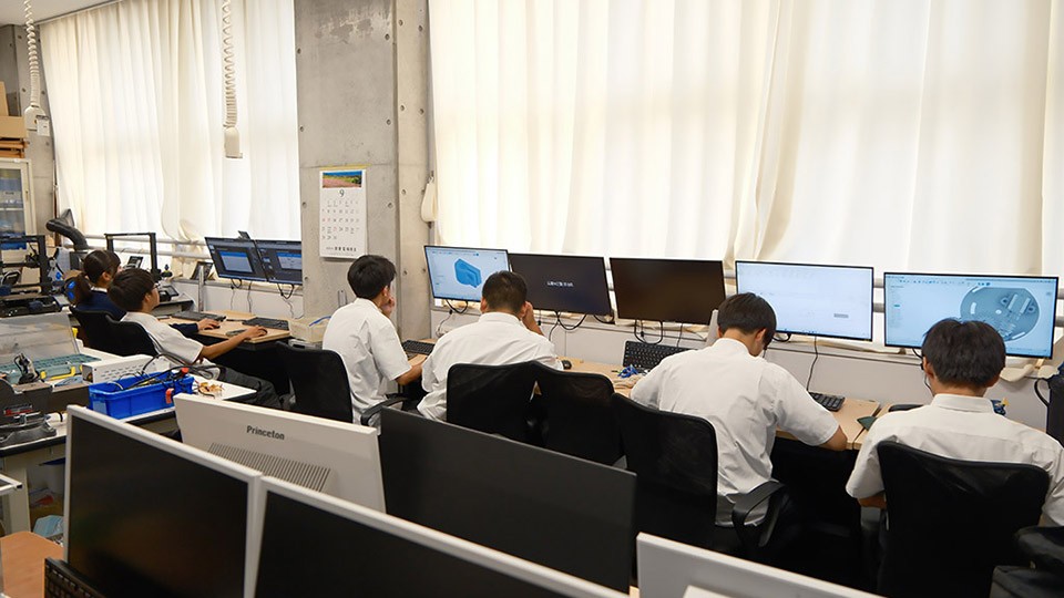 写真、パソコンに向かう部員たち