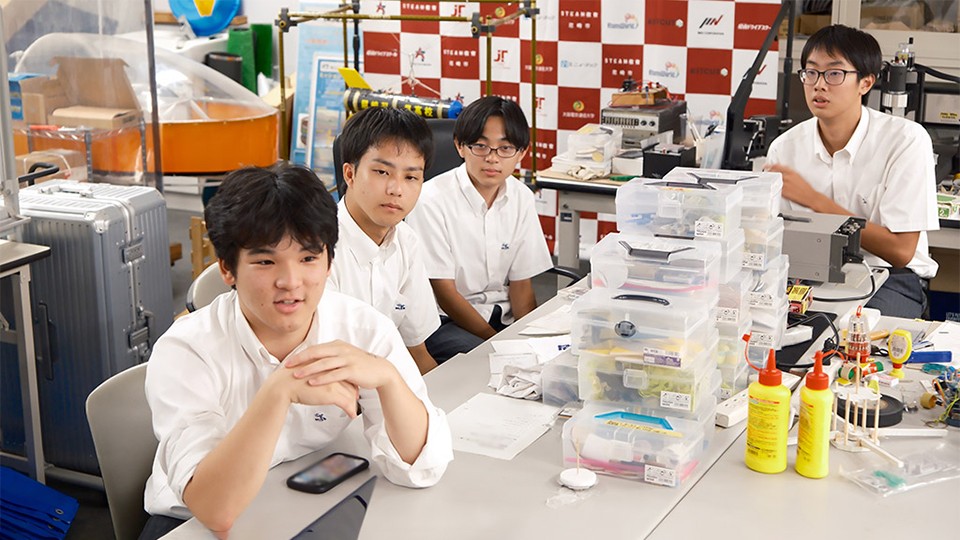 写真、インタビューに答える部員たち