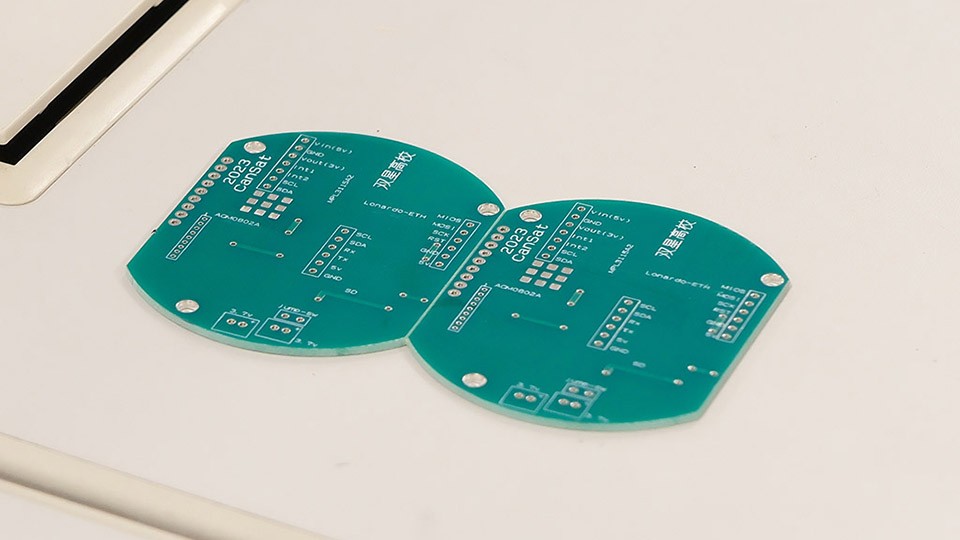 写真、校名入りの基板。半分に切って使用する