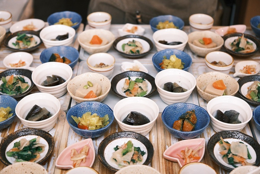 写真、小鉢に並ぶ料理