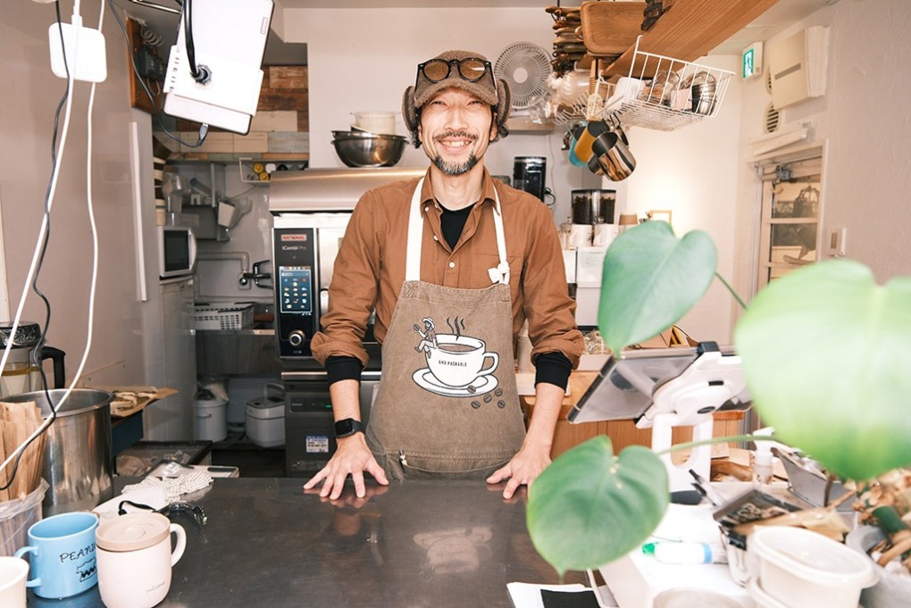写真、カフェ店主の長尾孝浩さん