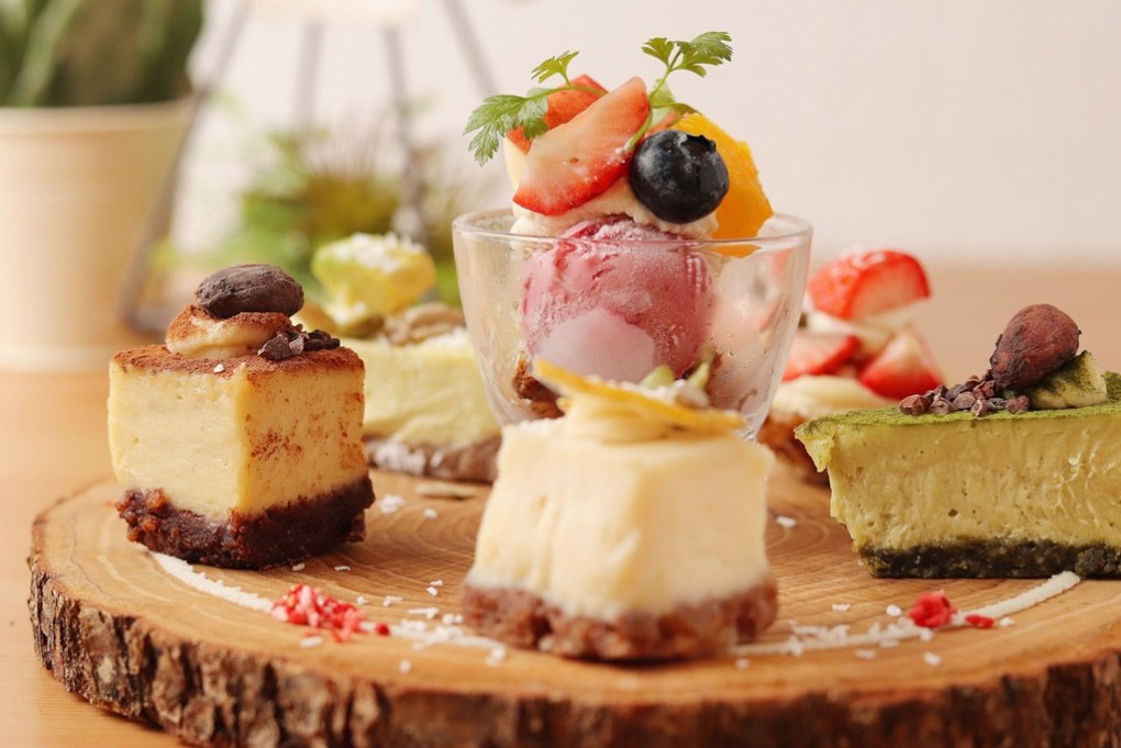 写真、ローケーキとローアイスのプレート