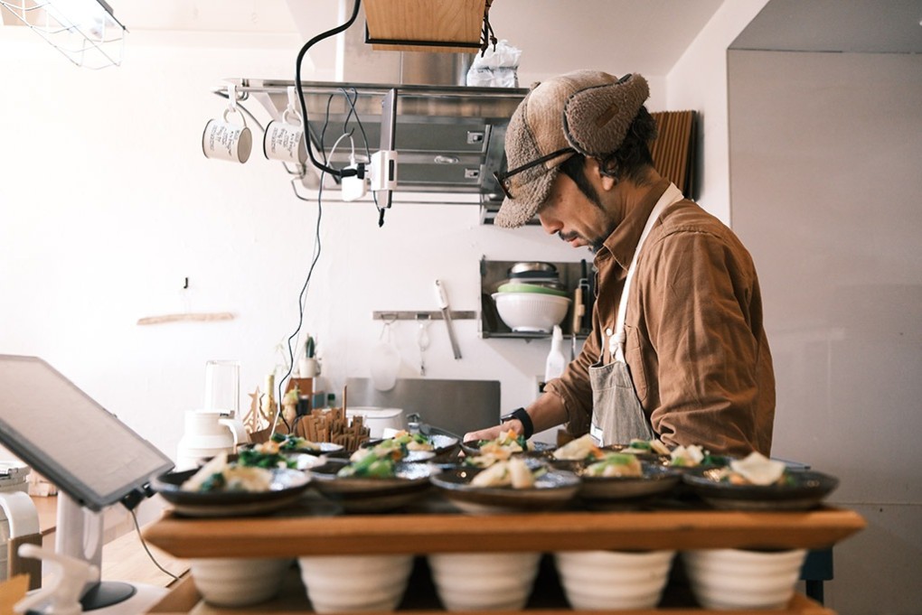 写真、営業前の時間に手際よくランチプレートを仕込む長尾さん