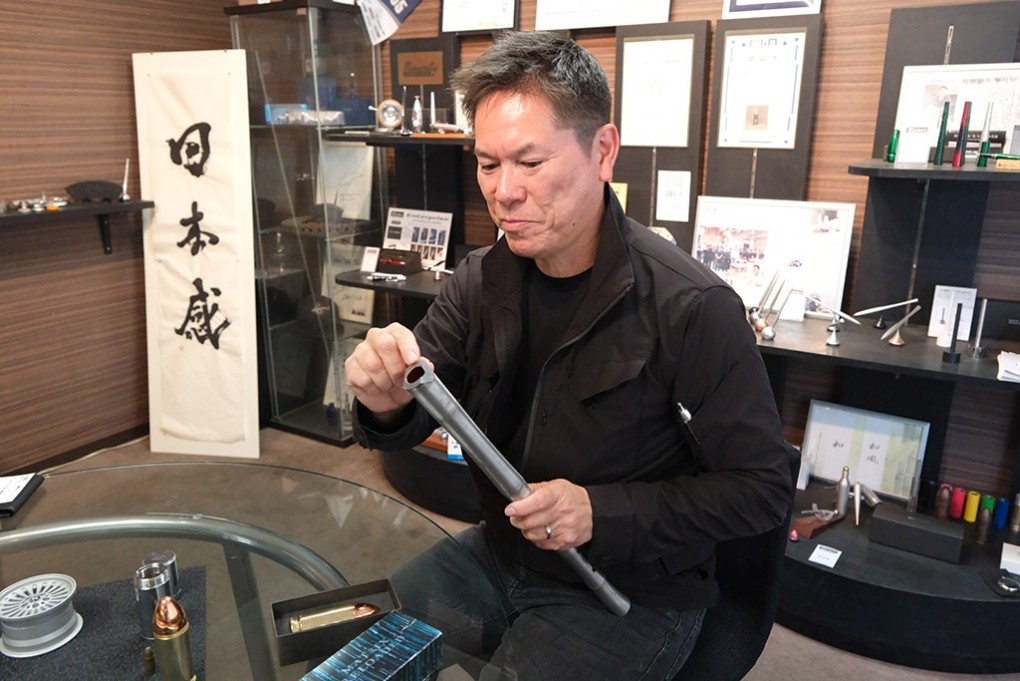 写真、歌口を指す金指さん