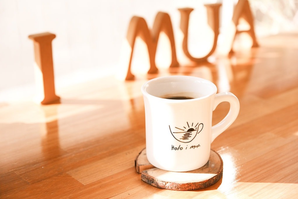 写真、オリジナルマグカップに入ったコーヒー