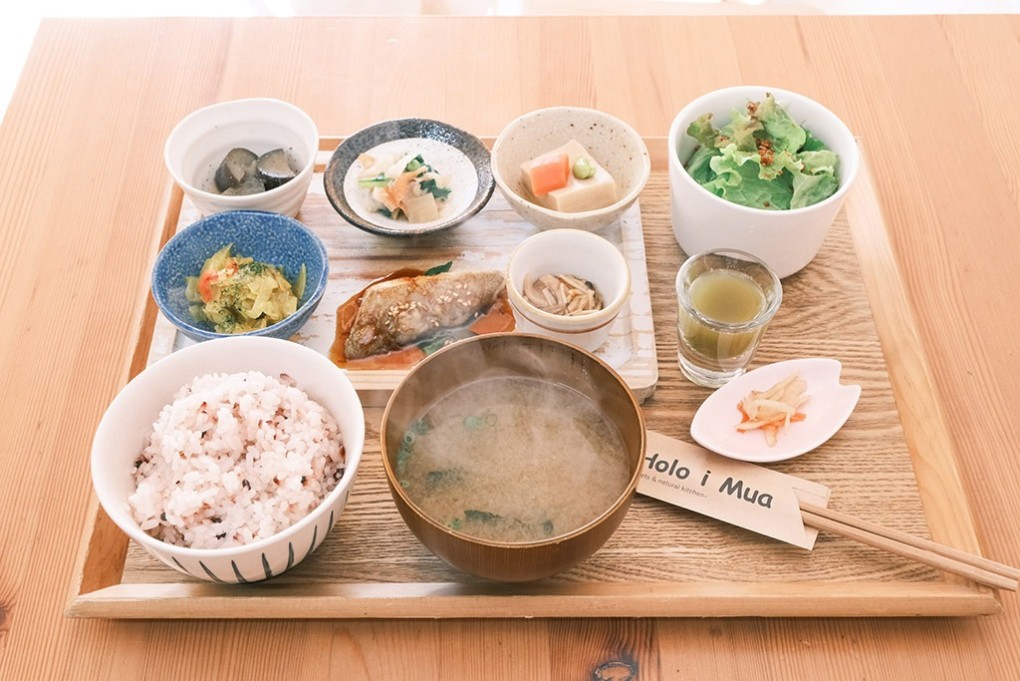 写真、一日20食限定の一汁八菜ホロイムア定食