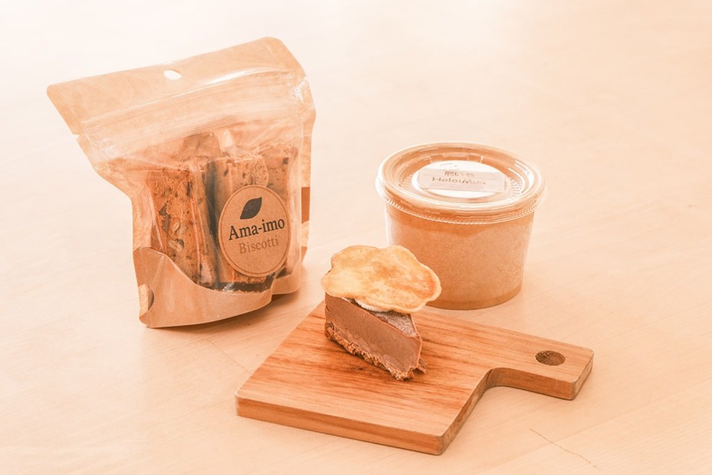 写真、左から、尼いもを使ったビスコッティ、ローケーキ、ローアイス