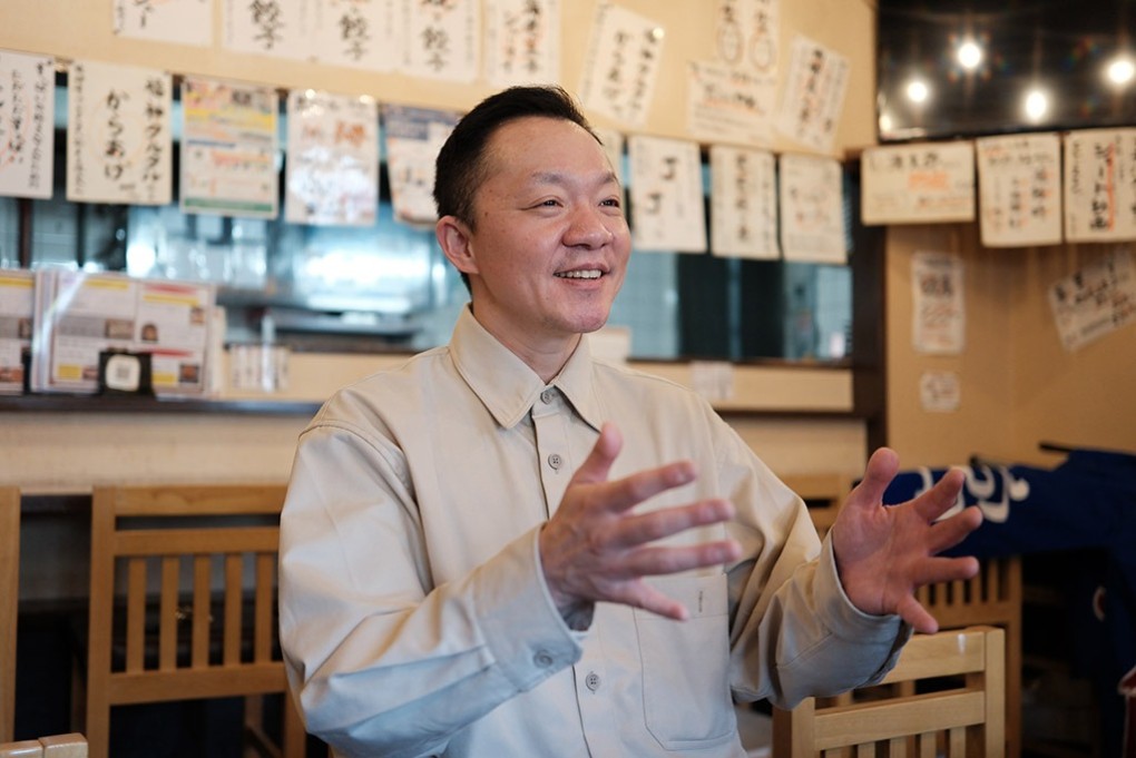 写真、高校時代までを振り返る辻さん