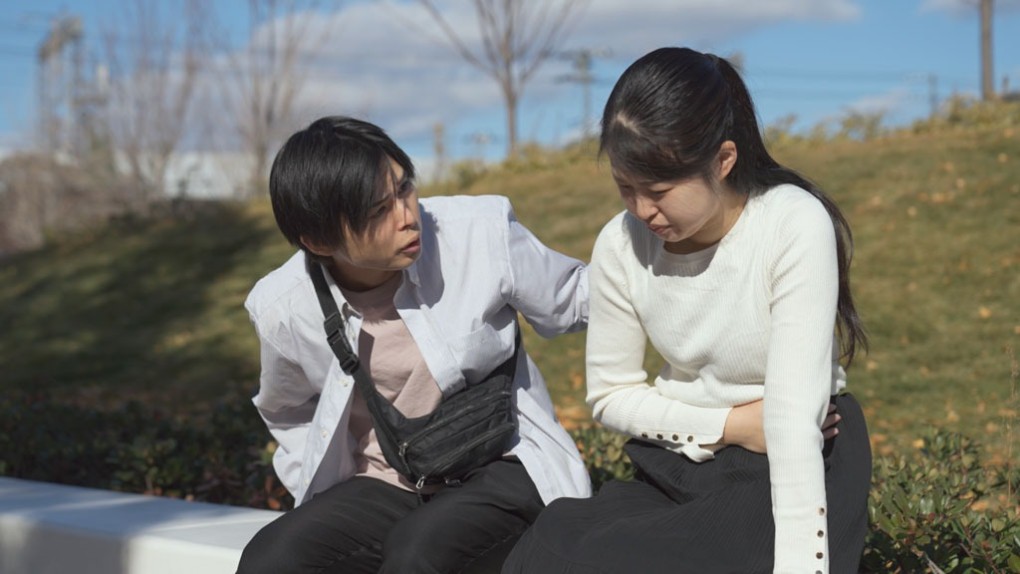 写真、体調不良の妻と心配する夫