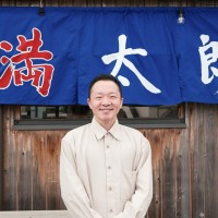 写真、餃子酒場満太郎代表の辻孝太郎さん
