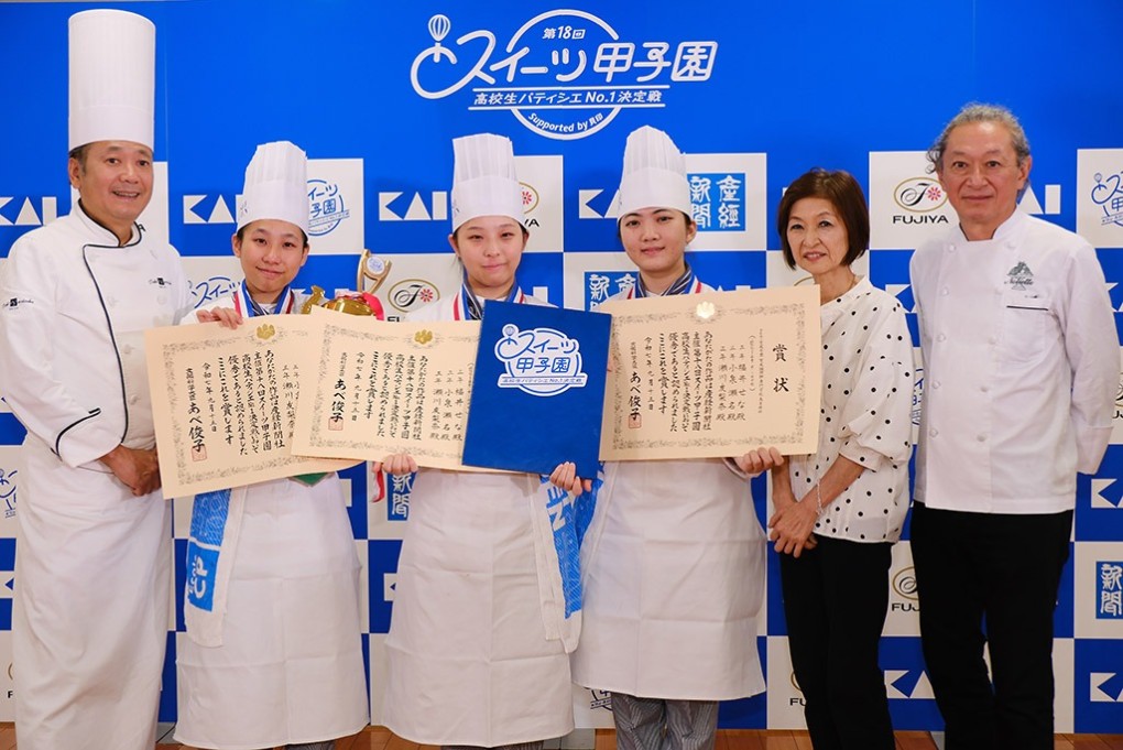 写真、表彰の記念撮影