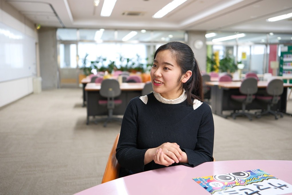 写真、インタビューに答える渡邊さん