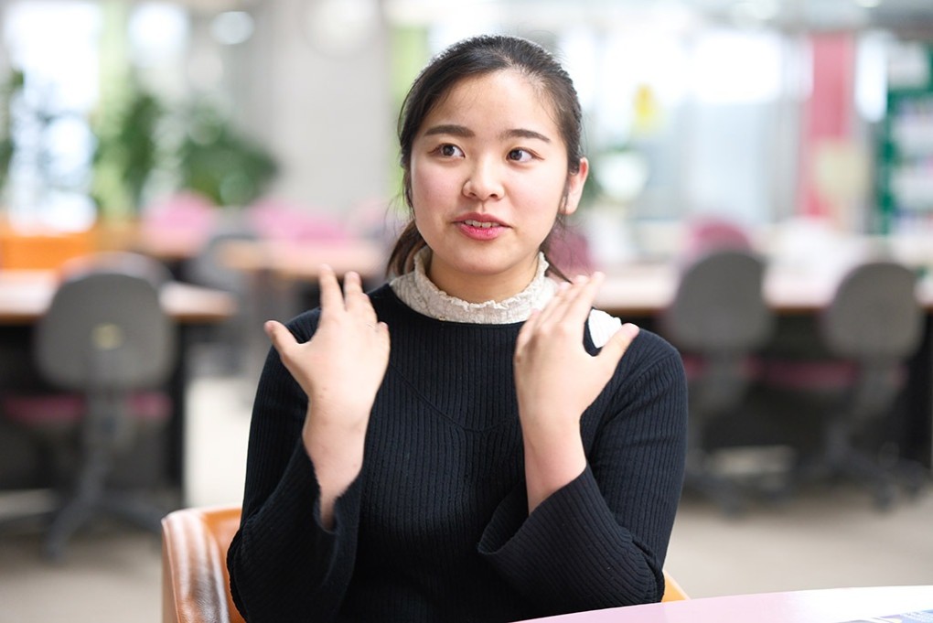 写真、インタビューに答える渡邊さん