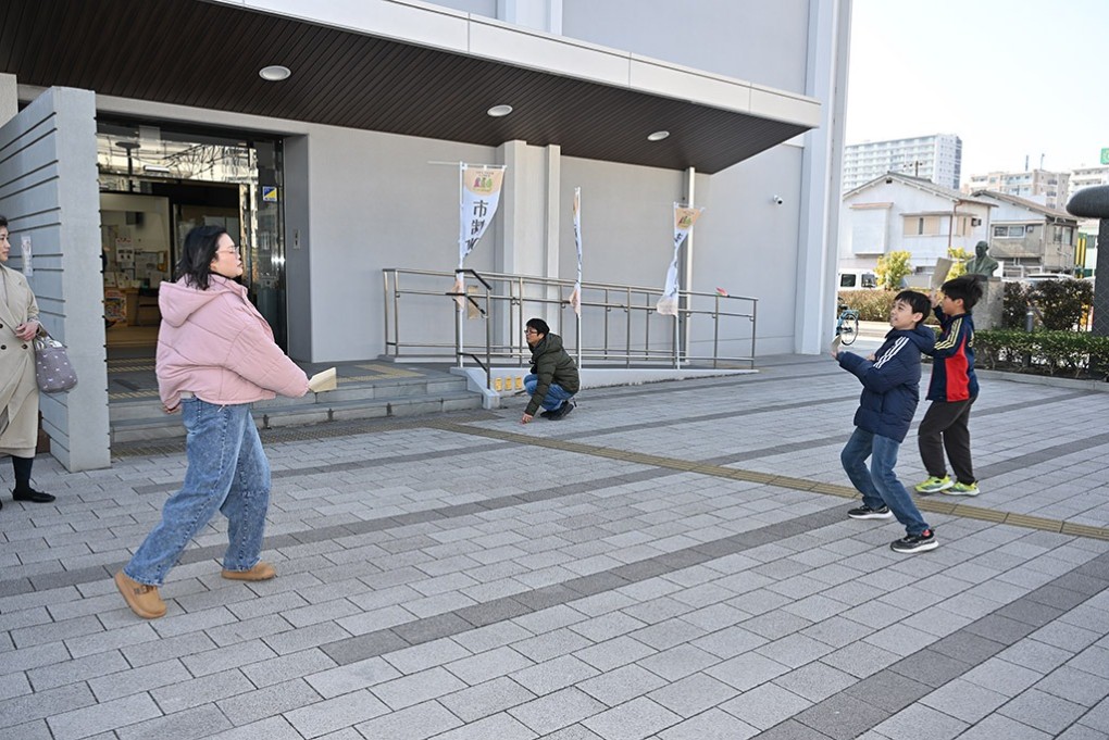 写真、羽子板を楽しむ参加者