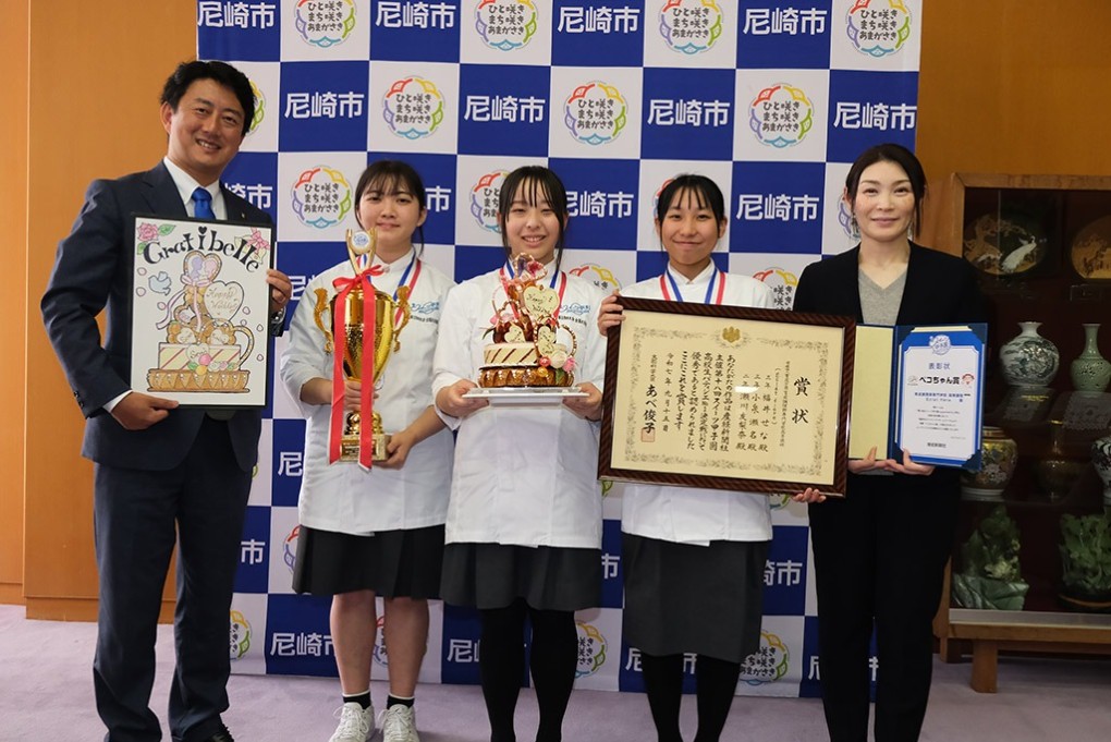 写真、市長表敬訪問時の様子