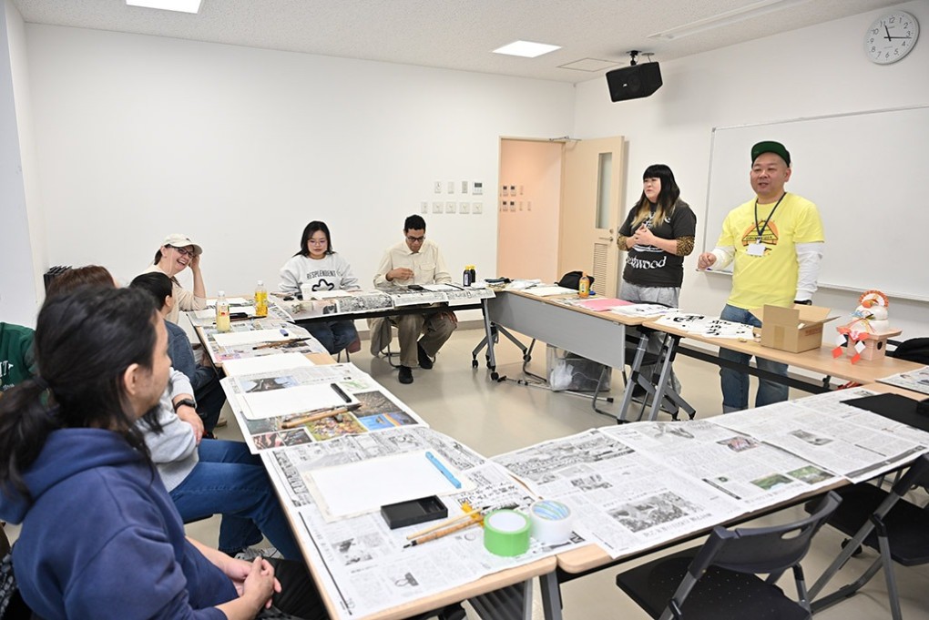 写真、右は、書道講師のしかたさんを紹介する大山さん