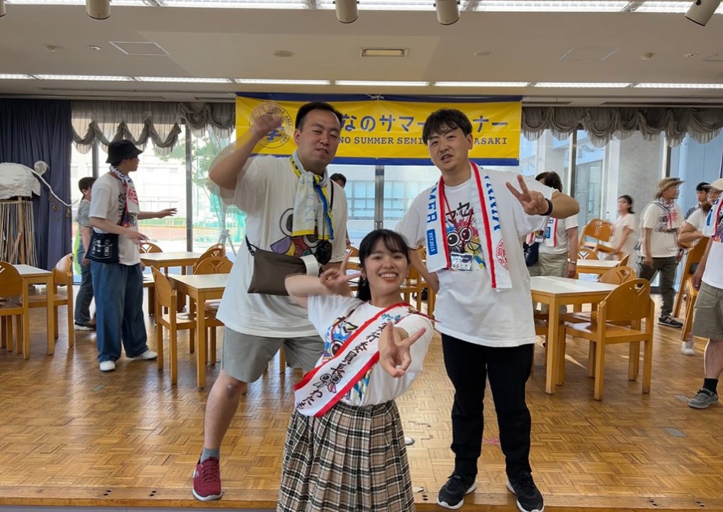 写真、サマセミ当日の副実行委員長の二人と渡邊さん（中央）