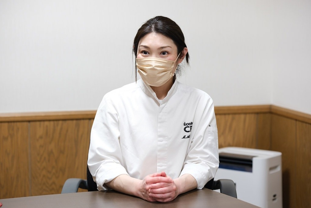 写真、製菓部顧問の浅香美妃先生