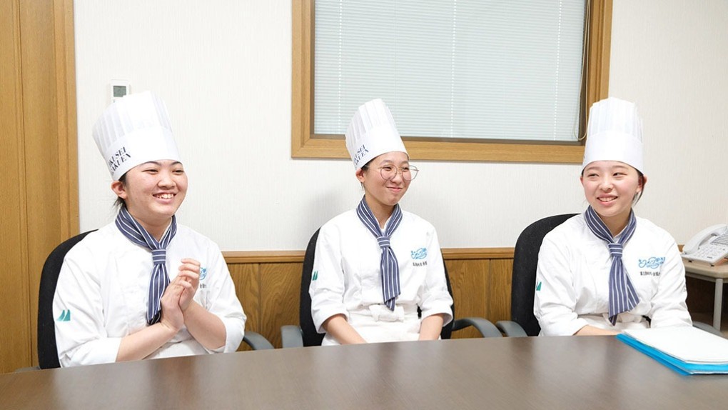 写真、2年生の瀬川友梨奈さん、3年生の小泉瀬名さん、福井せなさん