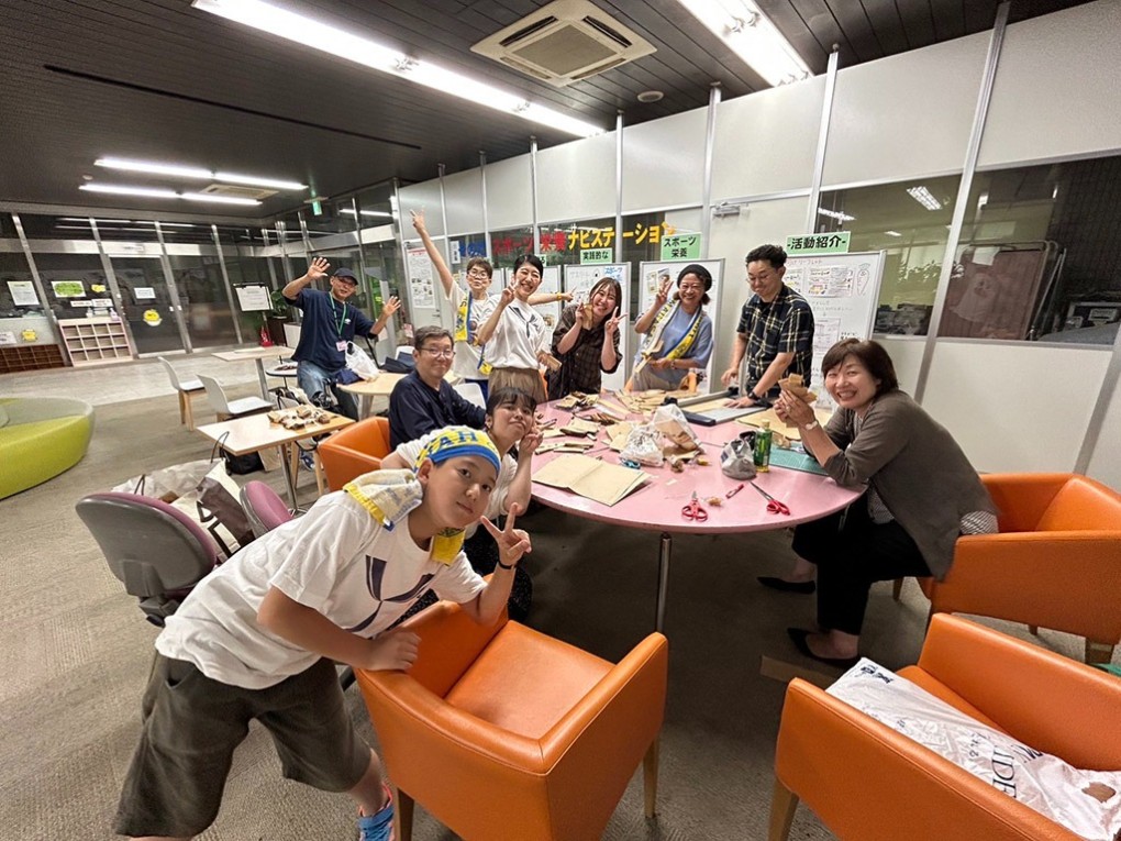 写真、2025年サマセミ実行委員会のメンバーと渡邊さん