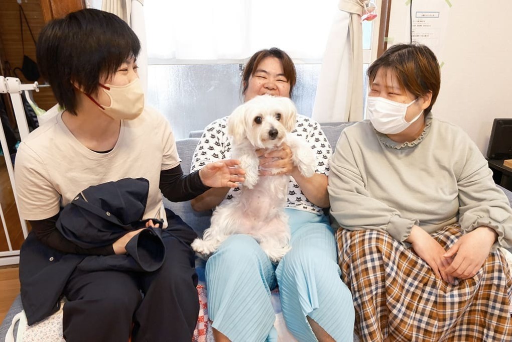 写真、グループホームの入居者と近藤さん