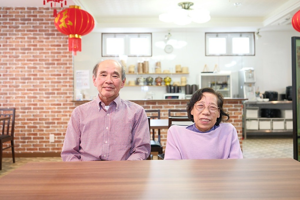 写真、右から田山華栄さんと幸雄さん
