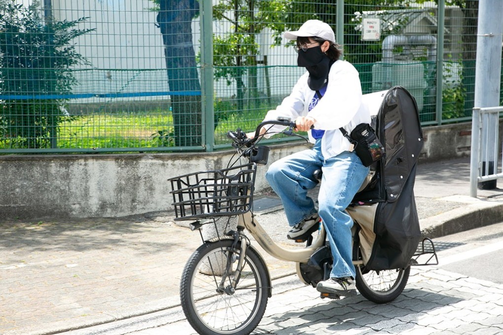 写真、自転車で走る黒田さん