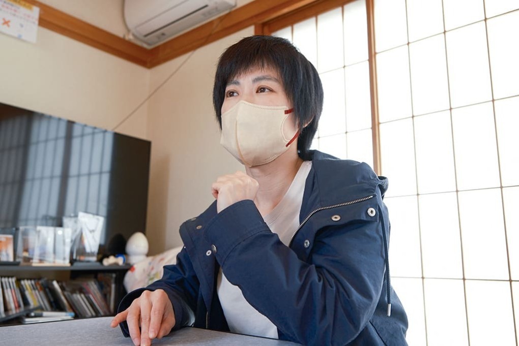 写真、インタビューに答える近藤さん
