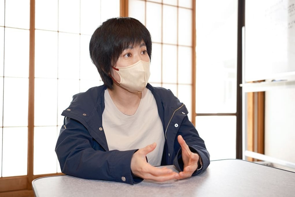 写真、インタビューに答える近藤さん