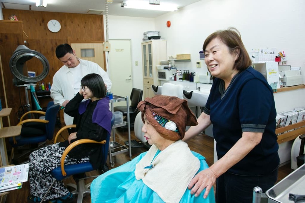 写真、美容室ヴォーグでの様子。