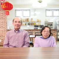 写真、右から田山華栄さんと幸雄さん