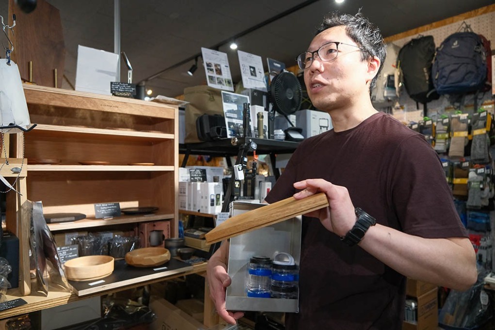 写真、尼崎の家具職人と鉄工所と共同で開発したスパイスボックス