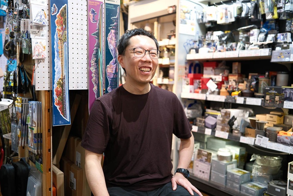 写真、店内で思い出話をする店主の糸田川さん