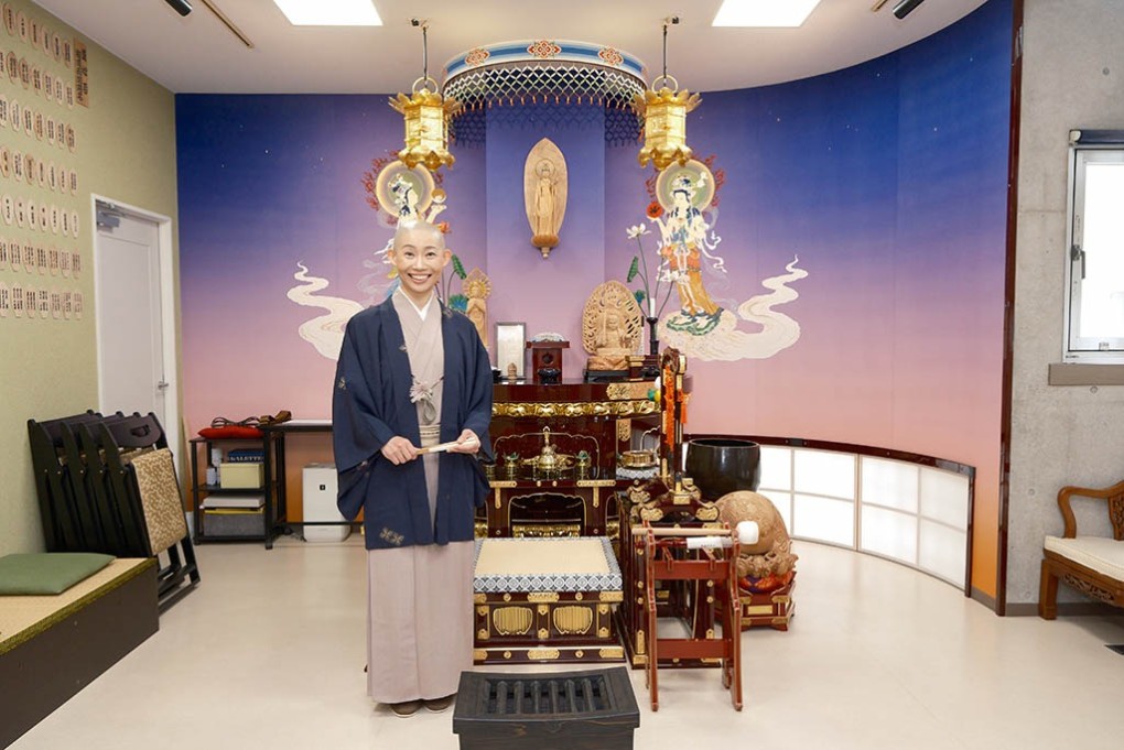 写真、本堂の前で笑顔のごくらくさん