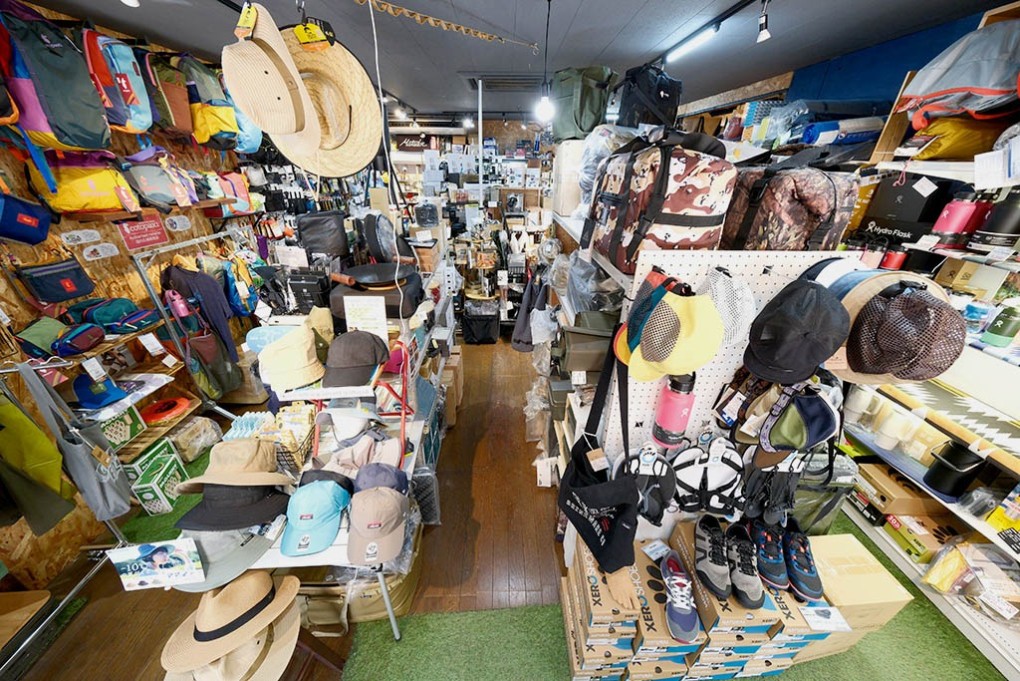 写真、店内には約5000点の商品がぎっしり